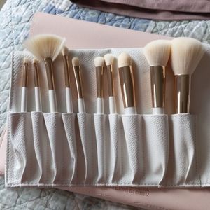 Makeup brushes